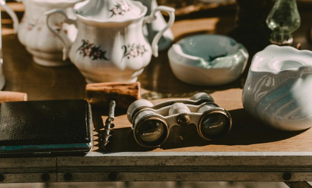 Objet ancien sur une table